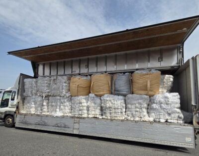 廃プラスチックを積載したリサイクル出荷用トラックの風景